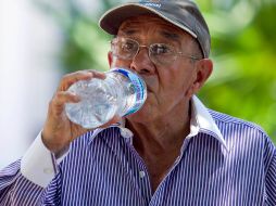 Ante la onda de calor se recomienda tomar abundantes líquidos y utilizar filtró solar. NTX / ARCHIVO