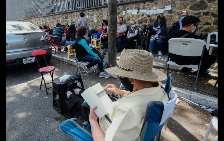En las filas, las personas se cuidan entre ellas el lugar para ir a conseguir comida en los alrededores o para buscar un baño. EL INFORMADOR/G. Gallo
