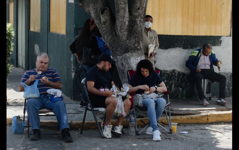 En las filas, las personas se cuidan entre ellas el lugar para ir a conseguir comida en los alrededores o para buscar un baño. EL INFORMADOR/G. Gallo