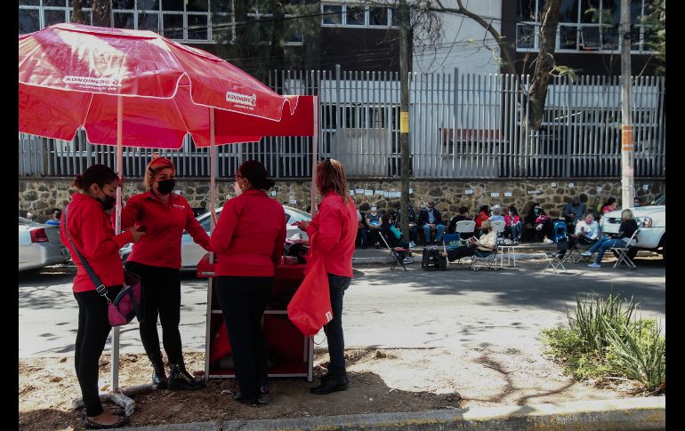 Las filas ya no están solas. Hay quienes aprovechan para vender sus artículos. EL INFORMADOR/G. Gallo