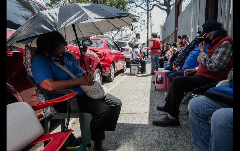 En las filas, las personas se cuidan entre ellas el lugar para ir a conseguir comida en los alrededores o para buscar un baño. EL INFORMADOR/G. Gallo