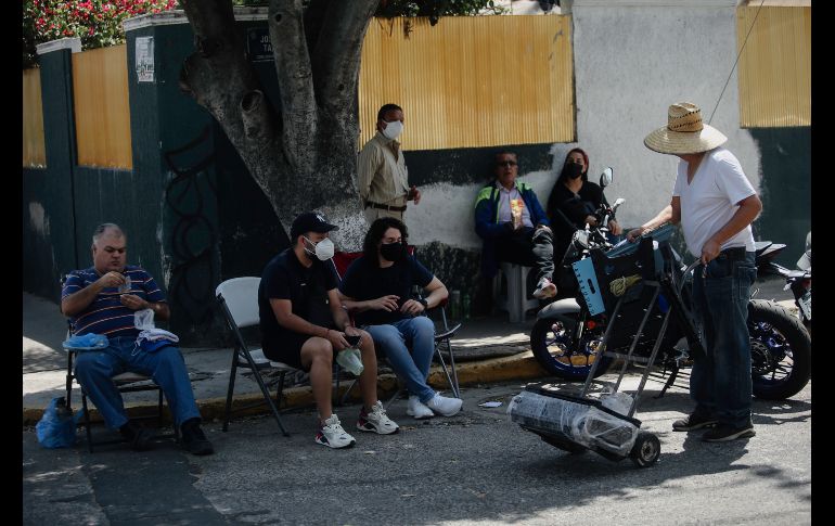En las filas, las personas se cuidan entre ellas el lugar para ir a conseguir comida en los alrededores o para buscar un baño. EL INFORMADOR/G. Gallo