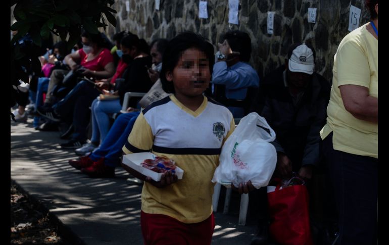 Las filas ya no están solas. Hay quienes aprovechan para vender sus artículos. EL INFORMADOR/G. Gallo