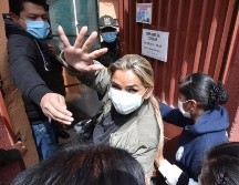 La expresidenta transitoria de Bolivia, Jeanine Áñez (c), ingresa al Centro de Orientación Femenina de Obrajes, en La Paz. EFE