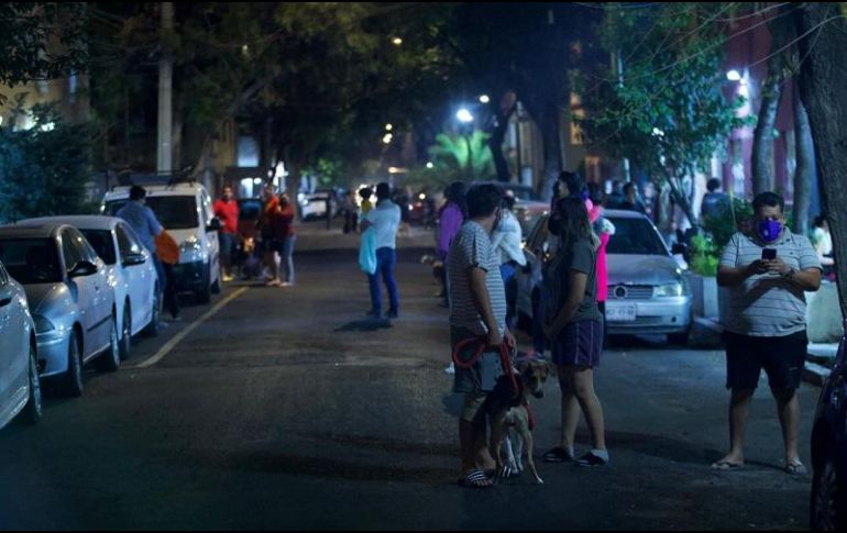 Capitalinos salieron de sus casas tras escuchar la alarma sísmica. SUN/G. Espinosa