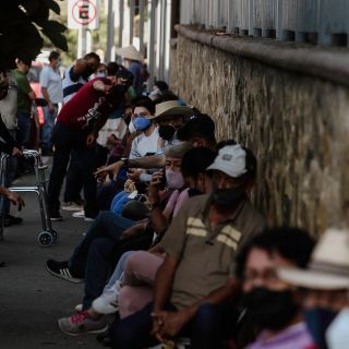 Una hora después, comienzan a repartir fichas para vacunar en Guadalajara