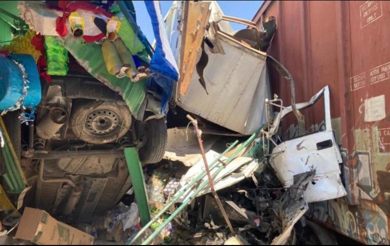 Los vehículos involucrados en el incidente fueron una camioneta de caja seca y un auto sedán, además de que dañaron la fachada de una dulcería que se hallaba en la esquina. ESPECIAL