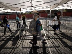 Un grupo de personas se prepara para entrar a un centro de vacunación masivo localizado en la comuna de La Florida, en Santiago. EFE/A. Valdés