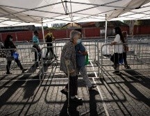 Un grupo de personas se prepara para entrar a un centro de vacunación masivo localizado en la comuna de La Florida, en Santiago. EFE/A. Valdés