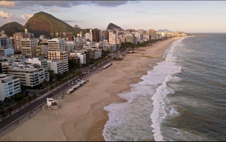 RÍO. La playa de Ipanema, clausurada para los bañistas por el incremento de contagios y decesos.  AFP