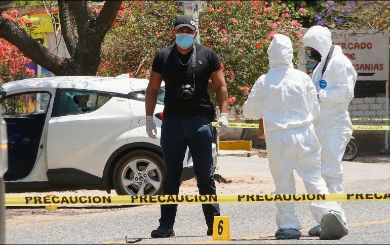 Ocotlán de Morelos. Peritos forenses y policías ministeriales laboran en la zona donde fue asesinada Ivonne Gallegos. EFE