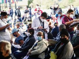DOS DÍAS EN LA CALLE. No todos los que hicieron fila desde el jueves lograron aplicarse la vacuna en el primer día de la jornada, pero los que sí alcanzaron se dijeron contentos después de haberla recibido. EL INFORMADOR • G. Gallo