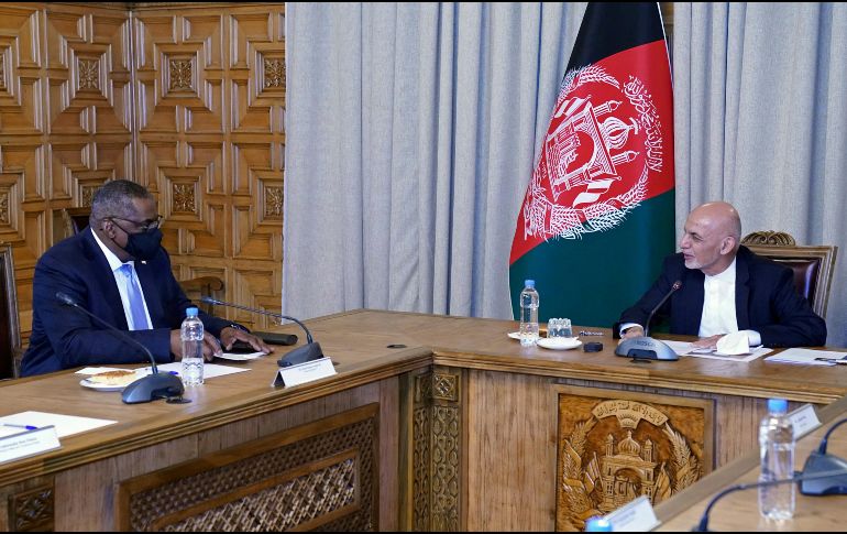 Austin (izq) conversó con el presidente afgano, Ashraf Ghani (der). AP /