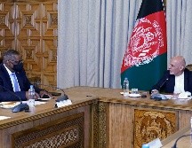 Austin (izq) conversó con el presidente afgano, Ashraf Ghani (der). AP /