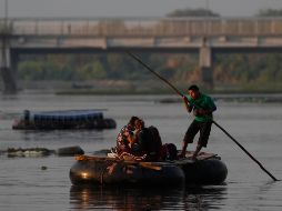 Autoridades estadounidenses detallaron que el pasado viernes admitieron a más de 14 mil menores inmigrantes que atravesaron la frontera. AP / E. Verdugo