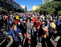 Habitantes de Guadalajara hacen fila hoy en las inmediaciones del Instituto Cabañas para recibir la vacuna  anti COVID. AFP/U. Ruiz