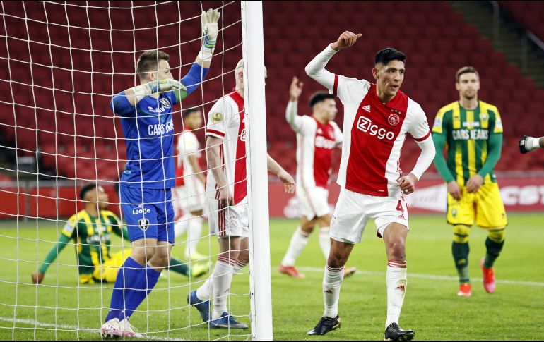 El mexicano Edson Álvarez convirtió su primer gol de la temporada. AFP / M. Van Steen