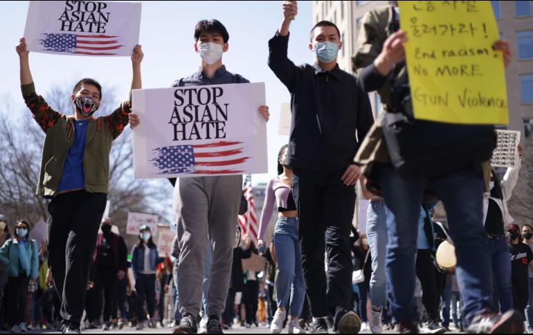 Activistas marchan hoy en Washington, DC, para denunciar el racismo contra los asiáticos. AFP/A. Wong