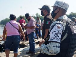Elementos de la Guardia Nacional y del Instituto Nacional de Migración vigilan el paso de personas hoy en la ciudad de Tapachula, en Chiapas. EFE/J. Blanco