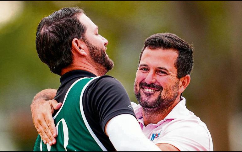 EMOCIÓN. Díaz (der.) logró el primer título de su carrera en el circuito de ascenso al PGA Tour. @kornferrytour