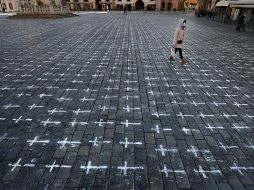 Una plaza en Praga, República Checa, muestra las cruces pintadas por un grupo de activistas para criticar la respuesta del gobierno ante la pandemia del coronavirus. AP/P. Josek
