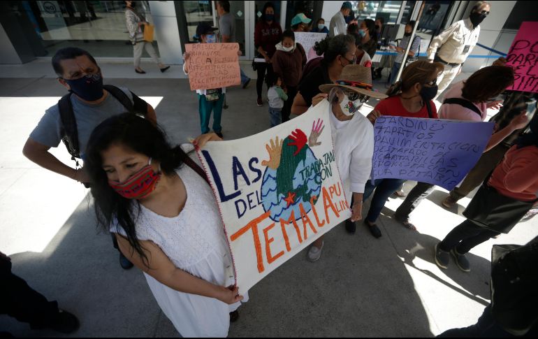 Las asociaciones se manifestaron frente a las oficinas del SIAPA en Las Conchas, de Guadalajara. EL INFORMADOR / F. Atilano