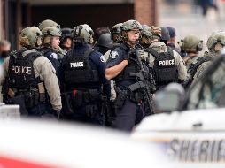 Decenas de policías rodeaban hoy el supermercado en Boulder, Colorado. AP/D. Zalubowski