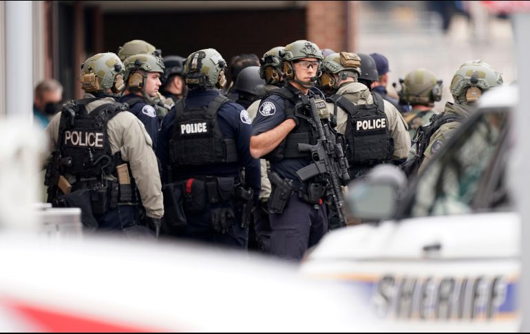 Decenas de policías rodeaban hoy el supermercado en Boulder, Colorado. AP/D. Zalubowski
