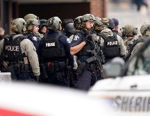 Decenas de policías rodeaban hoy el supermercado en Boulder, Colorado. AP/D. Zalubowski
