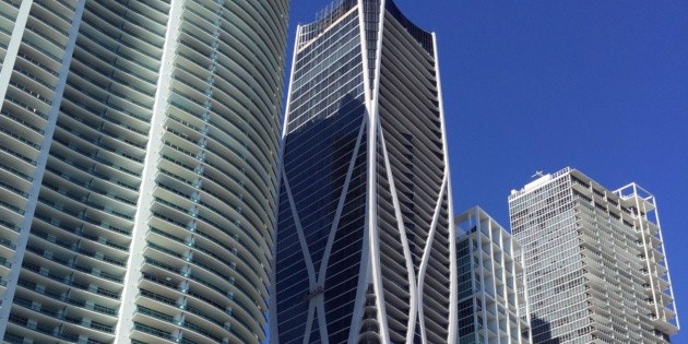 Hombre muere al tirarse en paracaídas del piso 23 de un edificio en EU ...