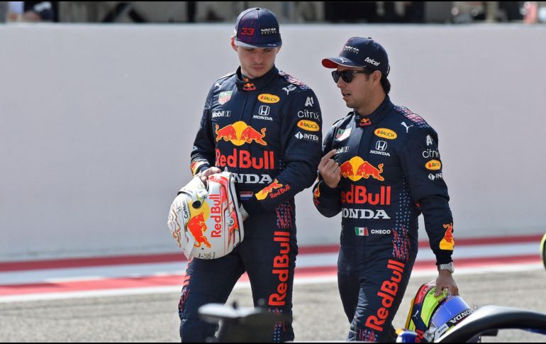 El piloto mexicano Sergio Pérez fue firmado por un año para correr en Red Bull, mientras que su compañero, el holandés Max Verstappen, renovó hasta finales de 2023. AFP / ARCHIVO