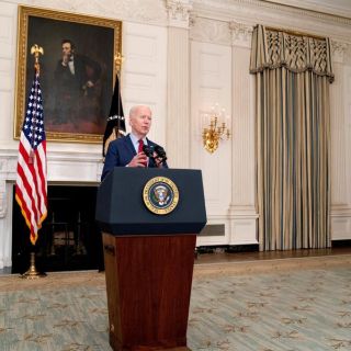 Joe Biden llama a prohibir los fusiles de asalto en EU tras masacre en Colorado