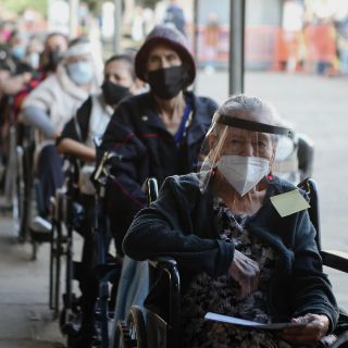 COVID en Jalisco: Funcionarios metieron al menos ocho personas a la fila para la vacuna en el CODE