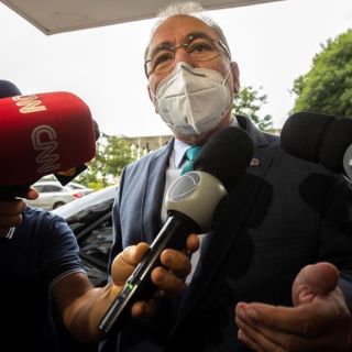 COVID-19: cardiólogo jura como cuarto ministro de Salud de Brasil en un año