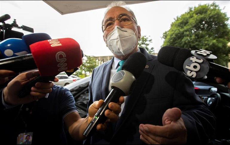 El cardiólogo Marcelo Queiroga habla con la prensa a su llegada a la sede del Ministerio de Salud para reunirse con el saliente ministro, Eduardo Pazuello, en Brasilia. EFE/J. Alves