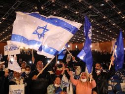 Simpatizantes del primer ministro israelí Benjamin Netanyahu reaccionan a los primeros resultados electorales de la jornada. EFE/A. Sultan
