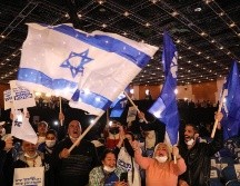 Simpatizantes del primer ministro israelí Benjamin Netanyahu reaccionan a los primeros resultados electorales de la jornada. EFE/A. Sultan