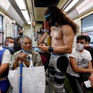 Del ring a los vagones: luchadores reparten cubrebocas en el Metro