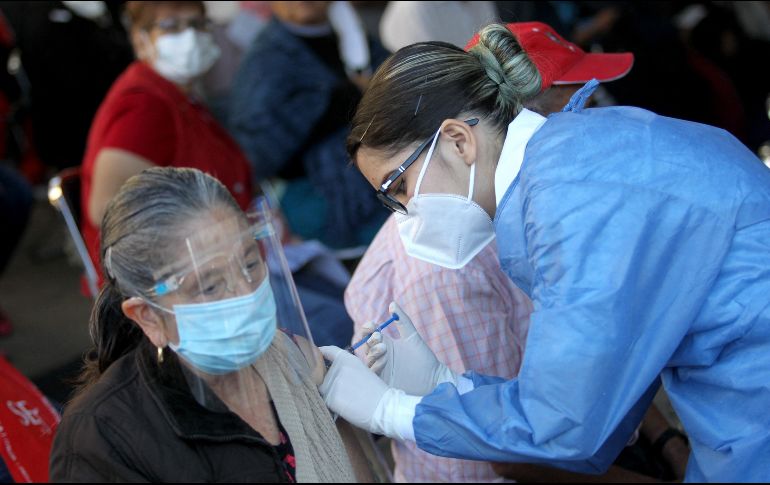 La Secretaría de Salud de Jalisco informó que la primera fase de vacunación para adultos mayores en Guadalajara concluyó con la aplicación de más de 52 mil dosis. AFP/ARCHIVO