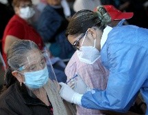 La Secretaría de Salud de Jalisco informó que la primera fase de vacunación para adultos mayores en Guadalajara concluyó con la aplicación de más de 52 mil dosis. AFP/ARCHIVO