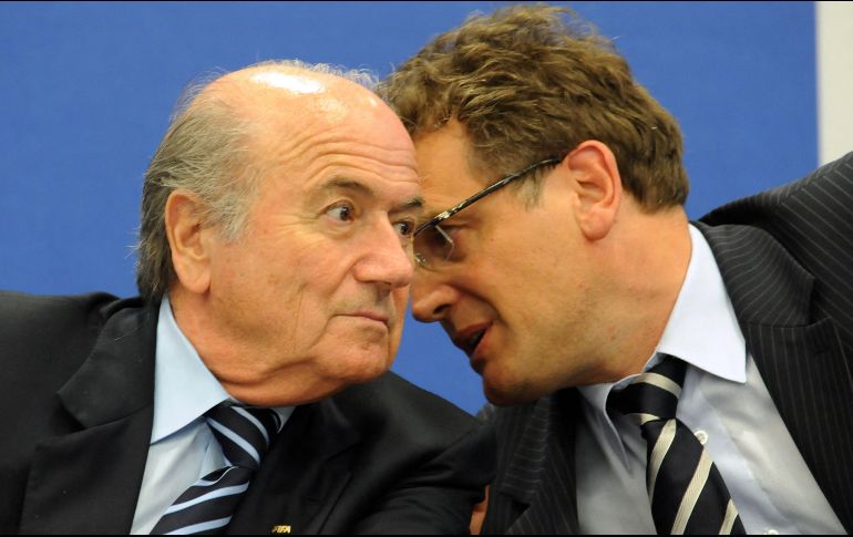 Joseph Blatter y Jerome Valcke. El organismo los suspendió por segunda vez por irregularidades financieras, siete meses que acabe el primer castigo contra su expresidente de 85 años. AFP / ARCHIVO
