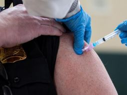 Casi el 70% de los mayores de 65 años ya ha recibido al menos una dosis de una de las tres vacunas autorizadas en Estados Unidos. EFE/C. Gunther