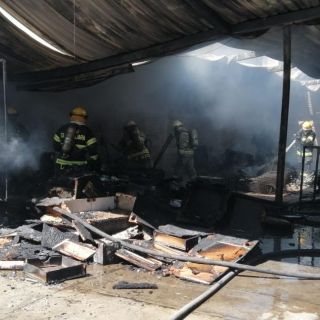 Seguridad en Jalisco: Se incendia bodega de muebles en Guadalajara