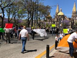 Los inconformes cerraron por algunos minutos avenida Hidalgo y amagaron con dejar un campamento a las afueras del Congreso Estatal. EL INFORMADOR/ R. Rivas