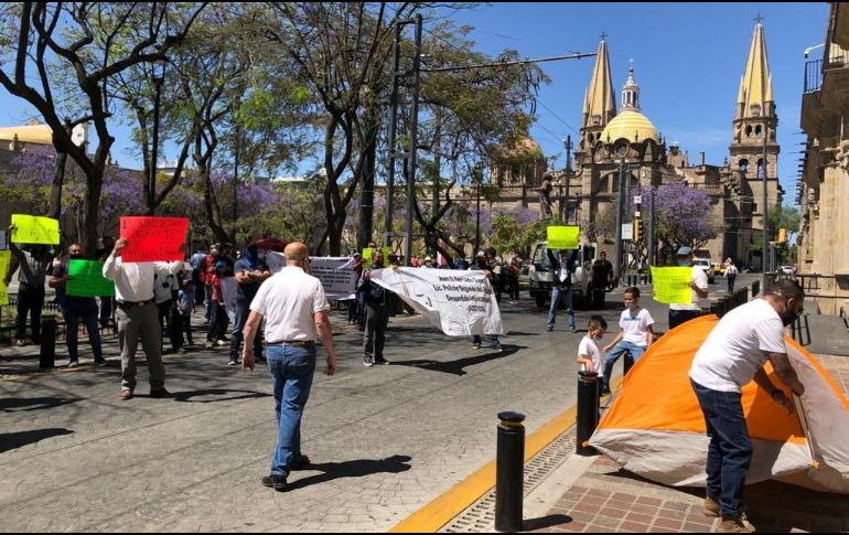 Los inconformes cerraron por algunos minutos avenida Hidalgo y amagaron con dejar un campamento a las afueras del Congreso Estatal. EL INFORMADOR/ R. Rivas