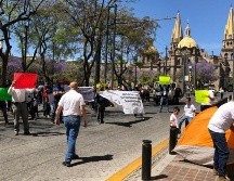 Los inconformes cerraron por algunos minutos avenida Hidalgo y amagaron con dejar un campamento a las afueras del Congreso Estatal. EL INFORMADOR/ R. Rivas
