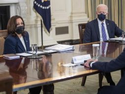La vicepresidenta de EU, Kamala Harris (i), participa en una reunión con el mandatario estadounidense, Joe Biden (d) en la Casa Blanca. EFE/S. Thew