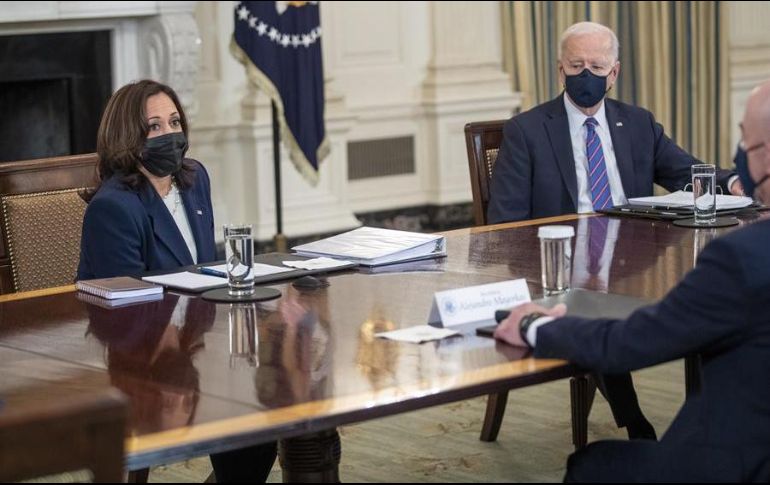 La vicepresidenta de EU, Kamala Harris (i), participa en una reunión con el mandatario estadounidense, Joe Biden (d) en la Casa Blanca. EFE/S. Thew