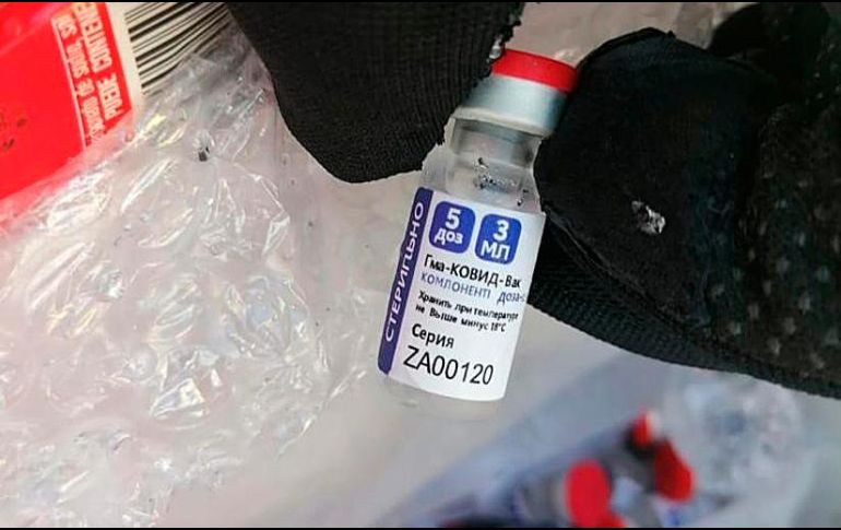 Fotografía cedida por el Servicio de Administración Tributaria (SAT) donde se observa una dosis de vacuna Sputnik V falsa, decomisada el pasado 17 de marzo en el aeropuerto de Campeche. EFE/SAT