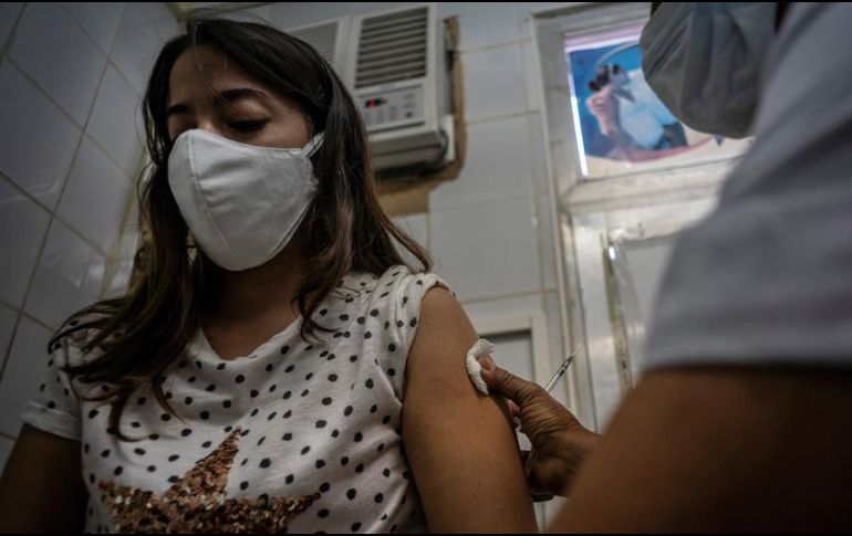 Una enfermera aplica la vacuna cubana Soberana 2 a una trabajadora de la Salud como parte de un estudio de intervención destinado a probar el fármaco a gran escala. EFE/R. Espinosa